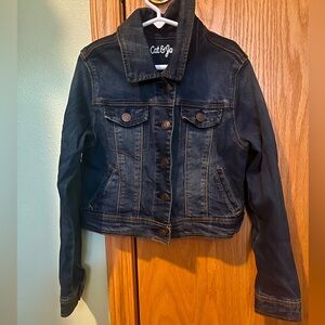 A medium girls Jean jacket, cropped, cat and jack, with four pockets